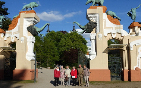 BAK vor dem Jugendstil-Tor BAK vor dem Jugendstil-Tor