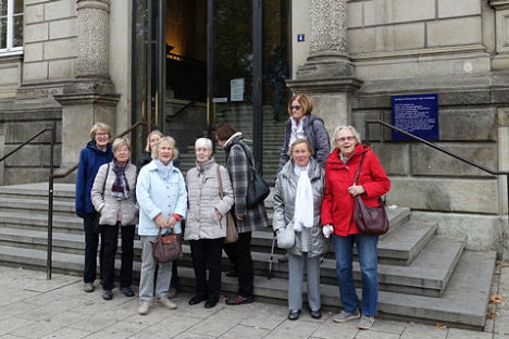 BAK vor dem Museum für Kunst und Gewerbe BAK vor dem Museum für Kunst und Gewerbe